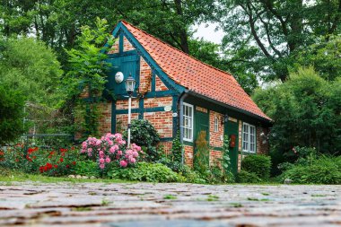 Darmstadt, Almanya-22 Haziran 2011: Seramikli çatılı küçük peri evi. Ev, seramik ürünler üretmek için bir atölye.