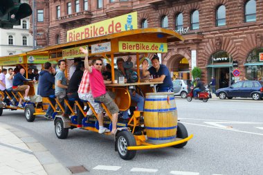 Hamburg, Almanya-25 Haziran 2011: Hamburg sokaklarında bira bisikleti