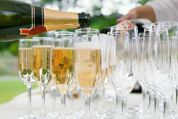 Molti Dei Bicchieri Champagne Tavolo Buffet Festa All Aria Aperta — Foto Stock