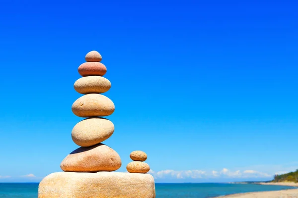 Zen Pyramide Aus Weißen Und Rosa Steinen Vor Blauem Himmel — Stockfoto