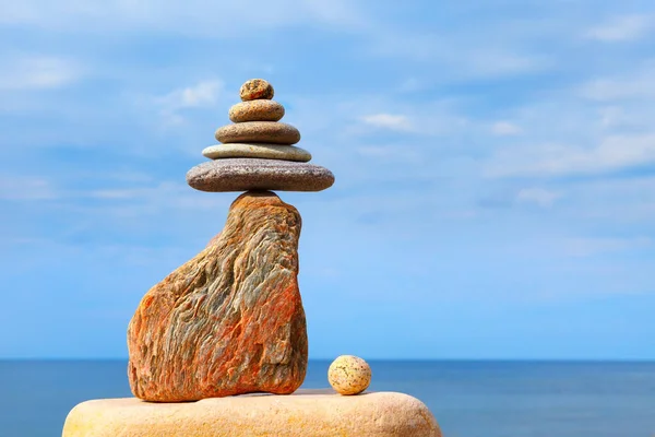 Steine Balancieren Auf Einem Hintergrund Aus Himmel Und Meer Konzept — Stockfoto