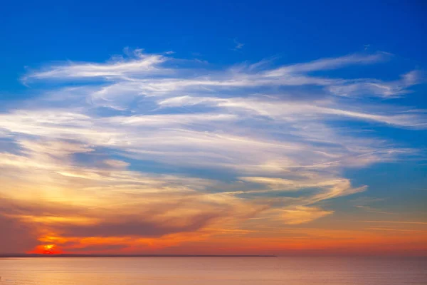 Hermoso Atardecer Sobre Mar Con Nubes Cirrus — Foto de Stock