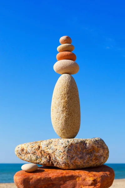 Pirámide Zen High Rock Guijarros Blancos Rosas Playa Concepto Equilibrio —  Fotos de Stock