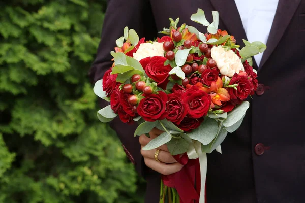 Bröllopsbukett Röda Rosor Och Röda Hypericum Bär Brudgummens Hand Grön — Stockfoto