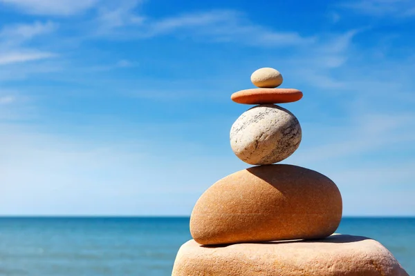 Steine Balancieren Vor Blauem Himmel Und Meer Konzept Der Ausgewogenheit — Stockfoto