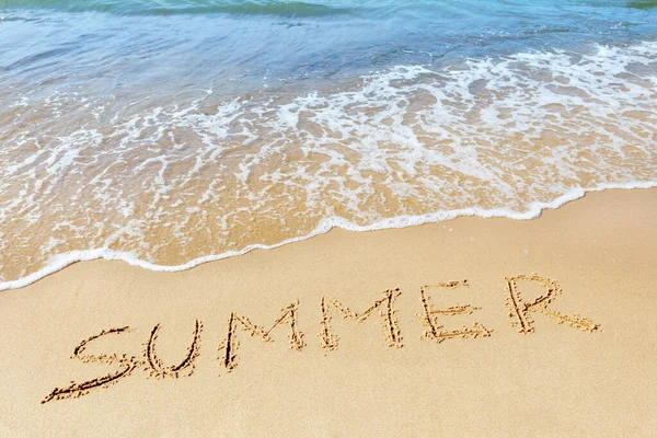 Das Wort Sommer Auf Den Sand Rande Des Meeres Geschrieben — Stockfoto