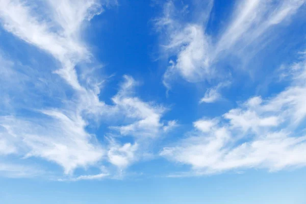 Чудове Блакитне Небо Над Морем Прозорими Білими Кільрськими Хмарами — стокове фото