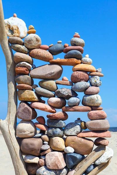 Stapel Von Bunten Steinen Auf Einem Alten Hölzernen Haken Vor — Stockfoto