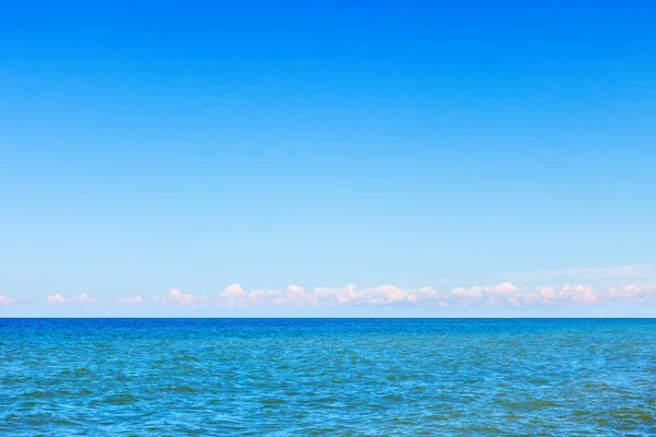 平静的夏天大海和蓝天 背景图像 — 图库照片