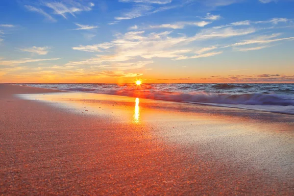 Splendido Tramonto Arancione Con Sentiero Dal Sole Sulla Spiaggia Serata — Foto Stock