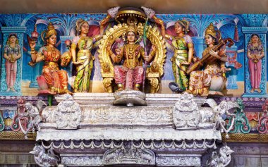 SINGAPORE, SINGAPORE-28 Kasım 2019: Hindu tapınağındaki tanrıça heykelleri Sri Veeramakaliamman, Singapur 'daki Küçük Hindistan