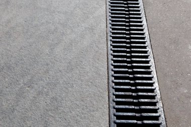 Modern drenaj sistemi. Yoldaki ya da kaldırımdaki kanalizasyon.