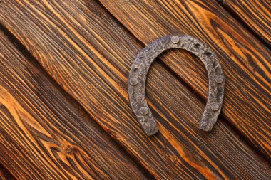 Güzel, dokulu tahtaların arka planında eski at nalı var. Boşluğu kopyala