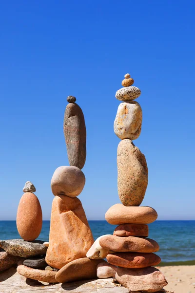 Drei Felsen Zen Pyramiden Aus Bunten Kieselsteinen Stehen Strand Hintergrund — Stockfoto