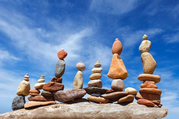 Mehrere Felsen Zen Pyramiden Aus Bunten Kieselsteinen Einem Strand Hintergrund — Stockfoto