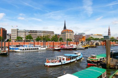 Hamburg, Almanya-26 Haziran 2011: Elbe 'den Hamburg' a kadar turistli tekne yüzüyor.