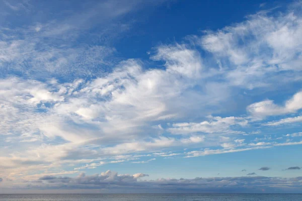 Beau Ciel Dessus Mer Avec Cirrus Petits Cumulus Image Fond — Photo