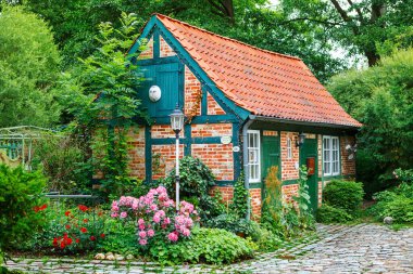 Darmstadt, Almanya-22 Haziran 2011: Seramikli çatılı küçük peri evi. Ev, seramik ürünler üretmek için bir atölye.