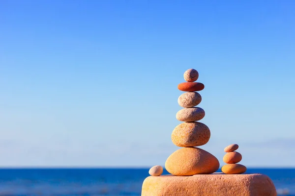 Rock Zen Pyramid Vita Och Rosa Småsten Stranden Begreppet Balans — Stockfoto