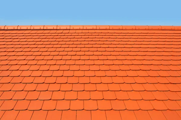 Novo Telhado Moderno Coberto Com Telhas Planas Vermelhas Cerâmicas — Fotografia de Stock