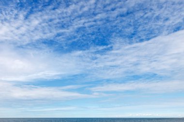 Beyaz Cirrus bulutları ile güzel mavi gökyüzü. Arkaplan resmi