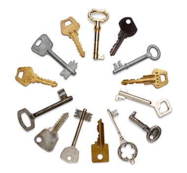 Eski anahtarlar daire şeklinde dizilmiş. Beyaz arka planda izole edilmiş. Düz yatış, üst görünüm