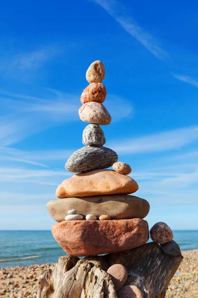 Las Piedras Colores Equilibran Sobre Fondo Cielo Azul Mar Concepto —  Fotos de Stock