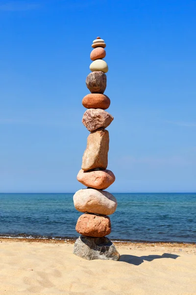 Roca Zen Pirámide Guijarros Colores Una Playa Concepto Equilibrio Armonía —  Fotos de Stock