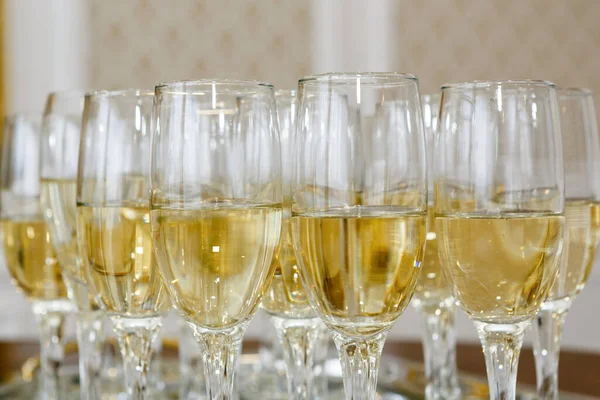 Molti Dei Bicchieri Champagne Sul Tavolo Focus Morbido Focus Selettivo — Foto Stock