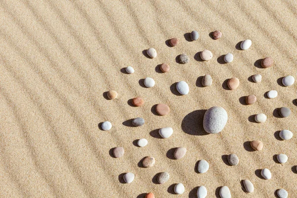 Muster Aus Farbigen Kieselsteinen Form Eines Kreises Auf Sauberem Sand — Stockfoto