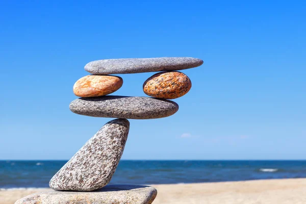 Balanced Rock Zen Auf Dem Hintergrund Des Meeres Das Konzept — Stockfoto