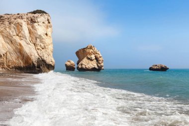 Kıbrıs, güneşli bir yaz gününde Afrodit Körfezi 'nde harika bir sahil.