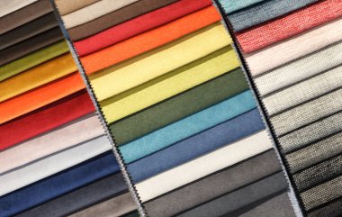 Koltuklar ve sandalyeler için çok renkli döşeme kumaşı örnekleri. İç dekorasyon için kumaş seçimi