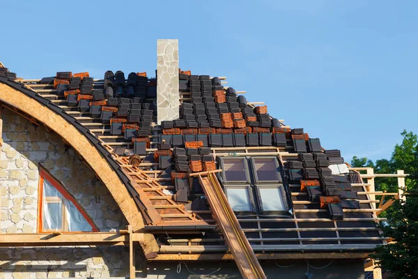 Repair of a roof made of ceramic tiles with skylight windows