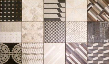 Kahverengi ve bej renkli desenli modern seramik fayanslar, dekorun bir örneği.