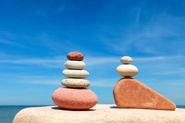 石头在蓝天和大海的背景下保持平衡 平衡与和谐的概念 岩石禅 — 图库照片