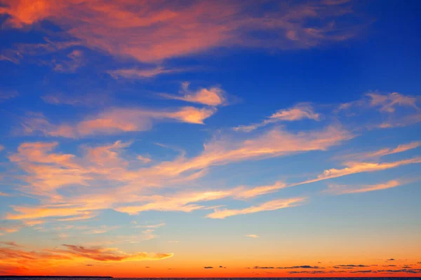 Nuvole Rosa Uno Sfondo Cielo Blu Dopo Tramonto — Foto Stock
