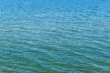 Sakin, yaz denizinin yüzeyinde. en üstteki görünüm