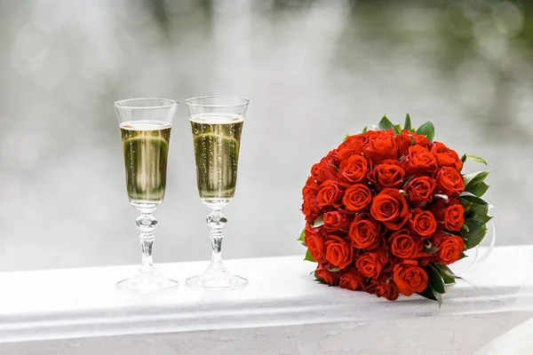 Dvě Sklenice Šampaňského Kytici Rudých Růží Měkké Zaměření Selektivní Zaměření — Stock fotografie