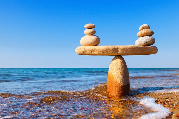 Escala Simbólica Das Pedras Fundo Mar Closeup Conceito Harmonia Equilíbrio — Fotografia de Stock