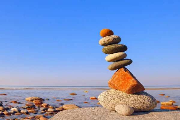 Balanced Rock Zen Auf Dem Hintergrund Des Meeres Das Konzept — Stockfoto