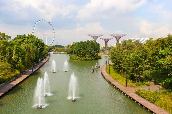 Singapore November 2019 Fountains Singapore Marina Bay Park Giant Ferris — Stock Photo, Image