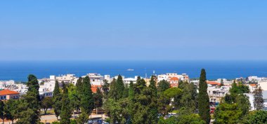 Paphos, Kıbrıs-24 Temmuz 2019: Güneşli bir günde tatil beldesi Paphos ve Akdeniz 'in yüksek manzarası