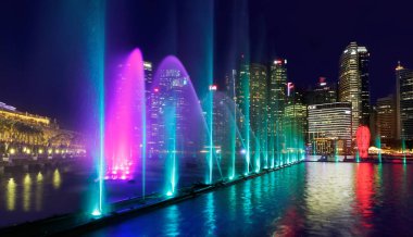 SINGAPORE-29 Kasım 2019: İş merkezinin gökdelenlerine karşı Marina Bay Sands Oteli yakınlarındaki Singapur 'da gece sergisi