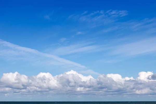 Bellissimo Cielo Azzurro Sul Mare Con Nuvole Traslucide Bianche Cirrus — Foto Stock