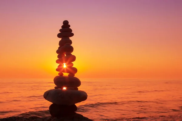 Las Piedras Equilibran Sobre Fondo Puesta Sol Mar Calma Meditación — Foto de Stock