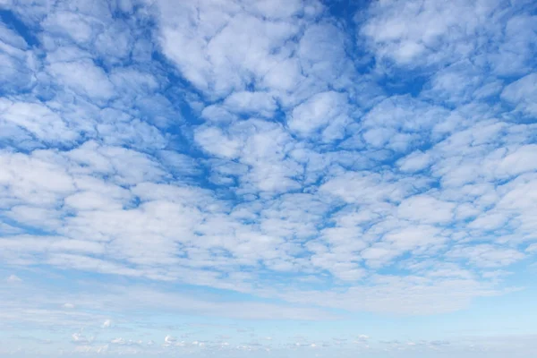 Красиве Блакитне Небо Маленькими Білими Хмарами — стокове фото