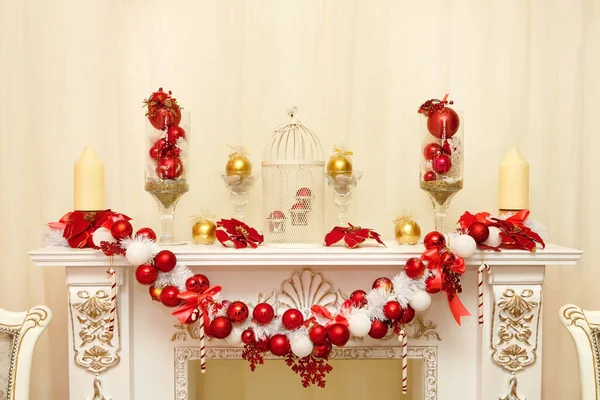 Lareira Decorativa Branca Decorada Com Velas Guirlandas Bolas Vermelhas Decoração — Fotografia de Stock