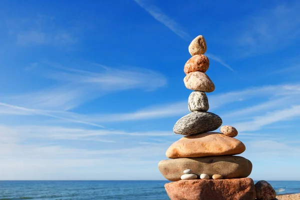 Steine Balancieren Vor Blauem Himmel Und Meer Konzept Der Ausgewogenheit — Stockfoto