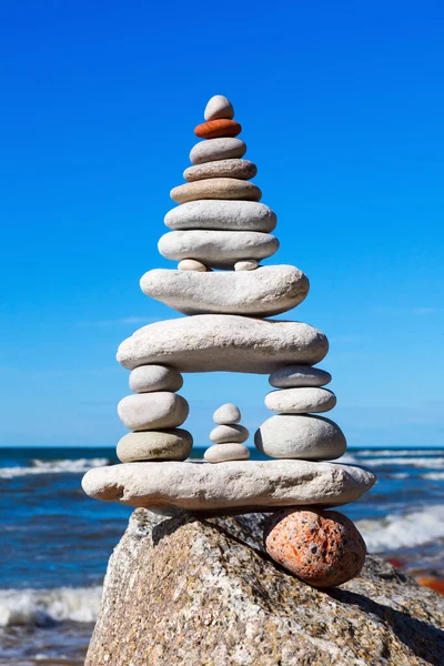 Hohe Pyramide Aus Weißen Steinen Balanciert Rande Der Klippe Auf — Stockfoto